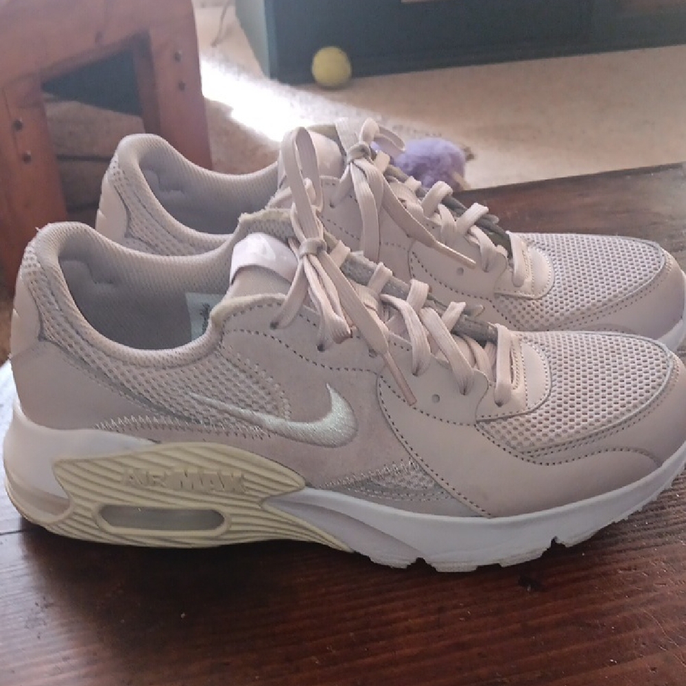 Nike Cream Sneakers with Air Max Cushioning and Minimalist Design